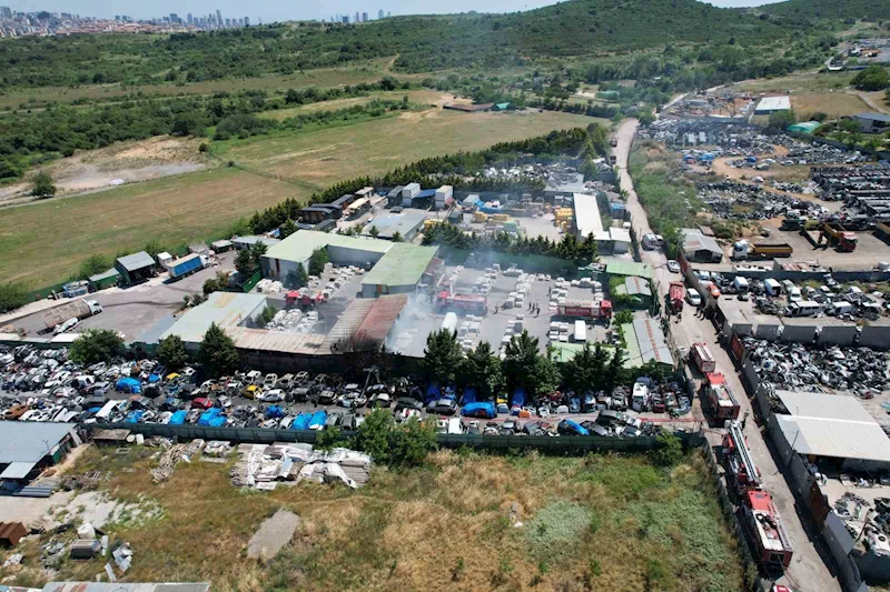 Maltepe’de seramik deposunda çıkan yangın hurdalık alana sıçradı
