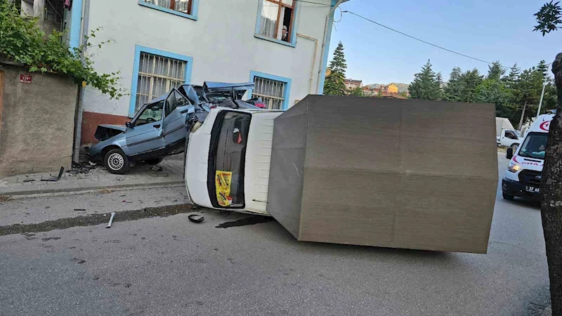 Kastamonu’da kamyonet park halindeki otomobile çarptı: 1 yaralı
