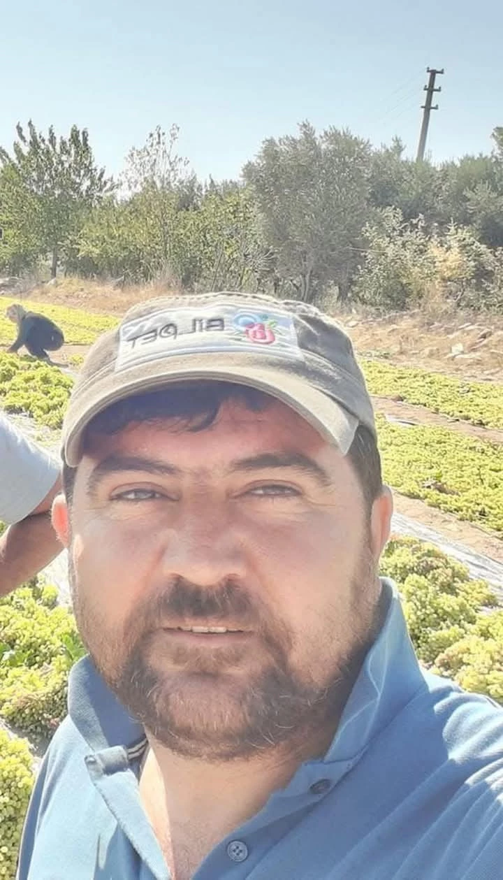 Devrilen traktörünün altında hayatını kaybetti
