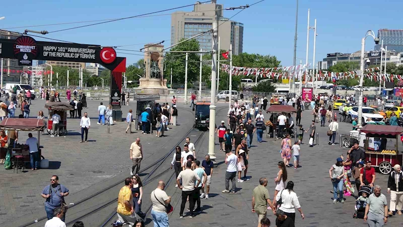 Taksim ve İstiklal Caddesi’nde bayram yoğunluğu
