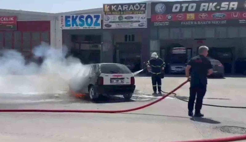Fiat otomobil egzoz tamirinde alev alev yandı

