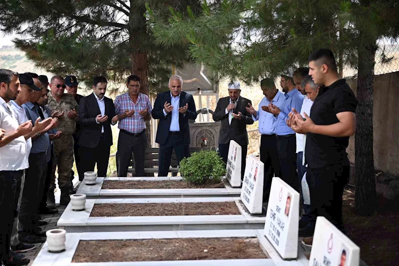 Vali Zorluoğlu, Dürümlü şehitlerinin mezarına ziyarette bulundu
