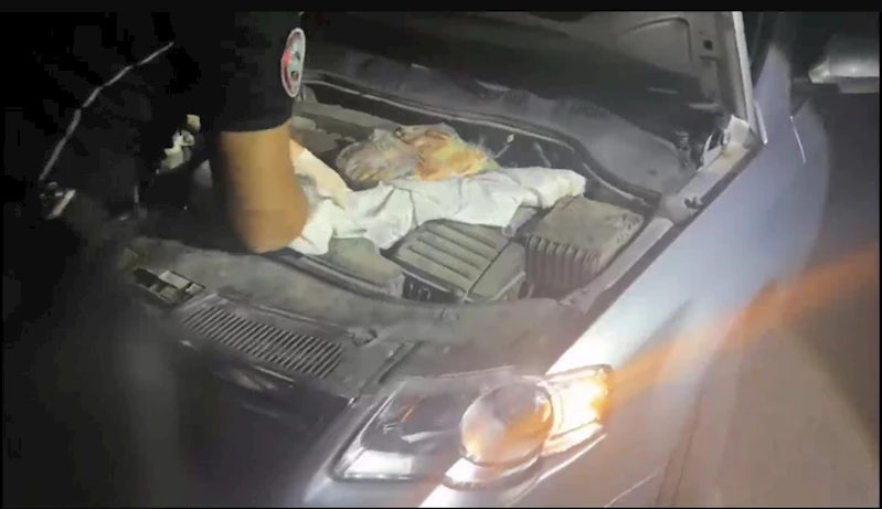 Polis uygulamasına takılan otomobilin kaputundan 2 adet kalaşnikof silah ele geçirildi
