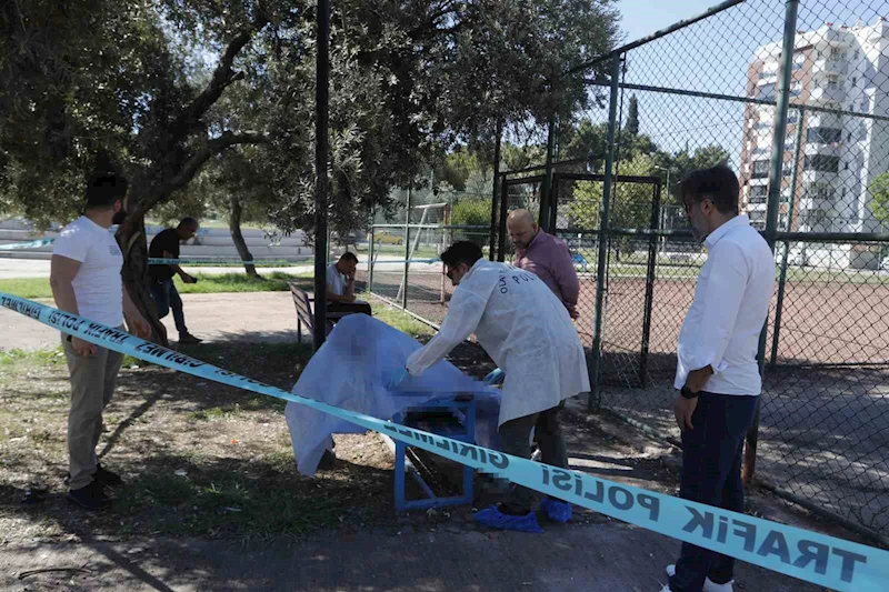 Oturduğu bankta ölü bulundu
