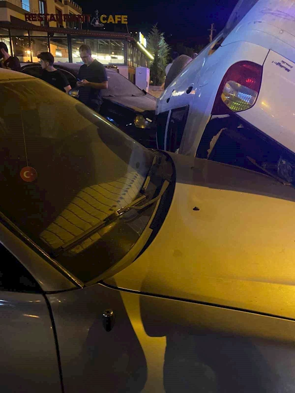 Elazığ’da takla atan otomobil, park halindeki araçlara çarptı
