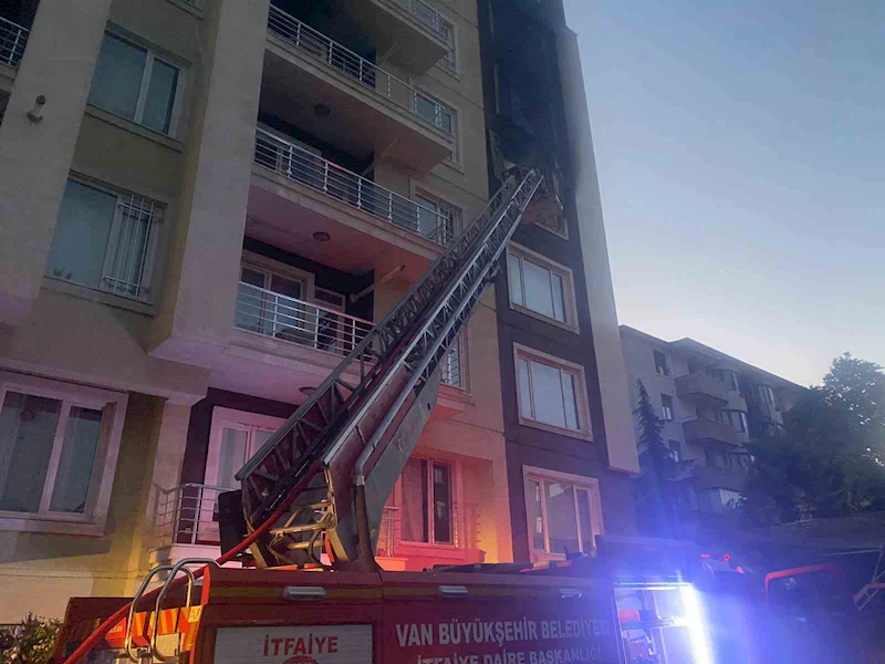 Van’da korkutan ev yangını
