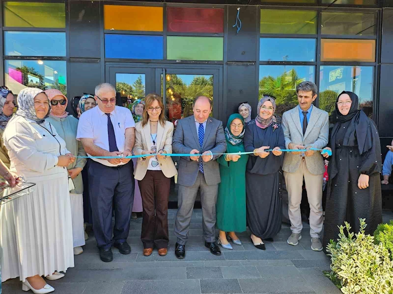 İğne oyası kültürünü devam ettiriyorlar
