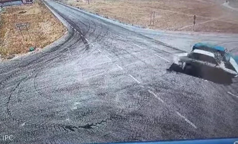 Kaza yapan otomobillerden biri alev aldı
