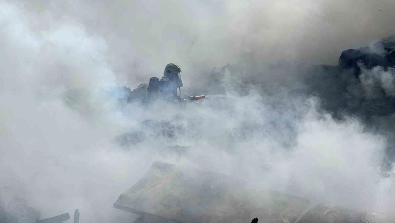 Sivas’ta atık malzemeler alev aldı, dumanı gökyüzünü kapladı
