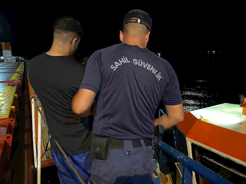 Gemide saklanarak yurt dışına kaçamak isteyen göçmenler kaptanın ihbarıyla yakalandı
