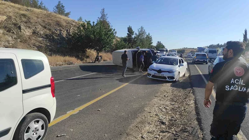 Şanlıurfa’da işçi servisi ile otomobil çarpıştı: 12 yaralı
