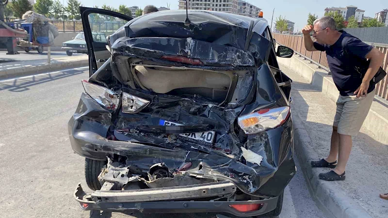 Aksaray’da kamyon otomobile arkadan çarptı: 2 yaralı
