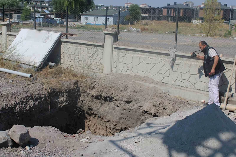 Foseptik inşaatında üzerine taş düşen işçi yaralandı
