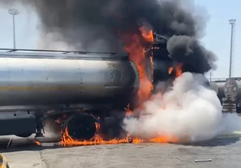 Habur’da akaryakıt yüklü tanker alev alev yandı
