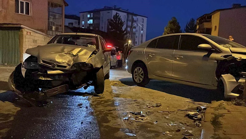 Sivas’ta iki otomobil çarpıştı: 6 kişi yaralandı
