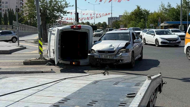 Otomobil ile hafif ticari araç çarpıştı, sürücüler hafif yaralandı
