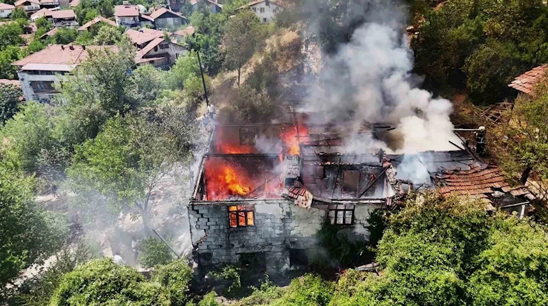 Otluk alanda sıçrayan yangın iki katlı evi kül etti

