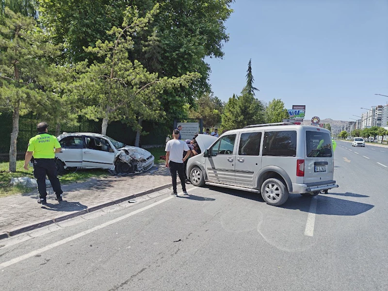Karşı yola geçen otomobil 2 araca ve trafoya çarptı: 1 yaralı
