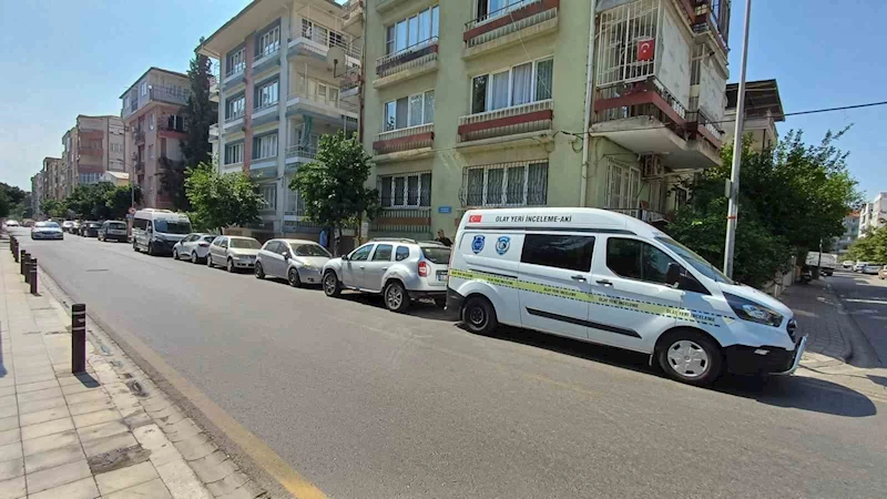 Yaşlı adam evinde ölü bulundu
