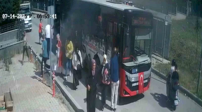 Belediye otobüsü alev aldı, yolcular panikle kaçıştı: O anlar kamerada
