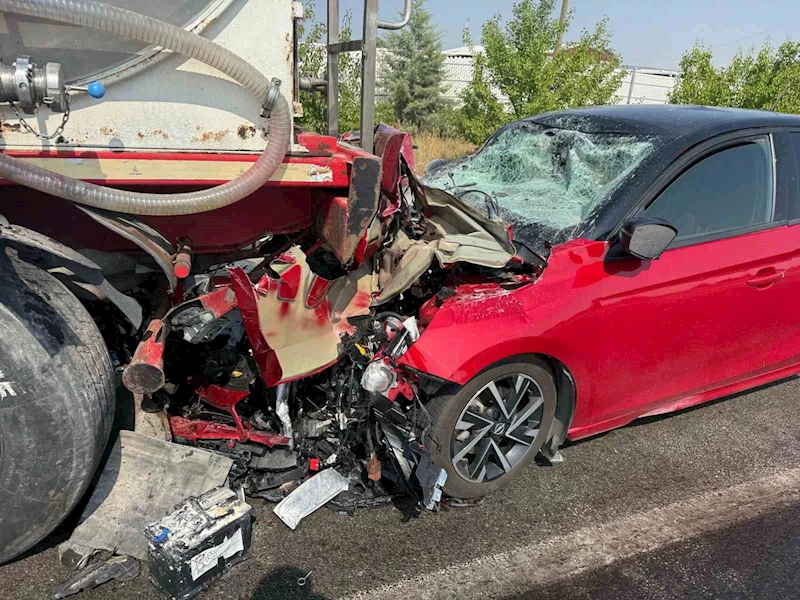 Otomobilin süt tankerine çarptığı kaza güvenlik kamerasında
