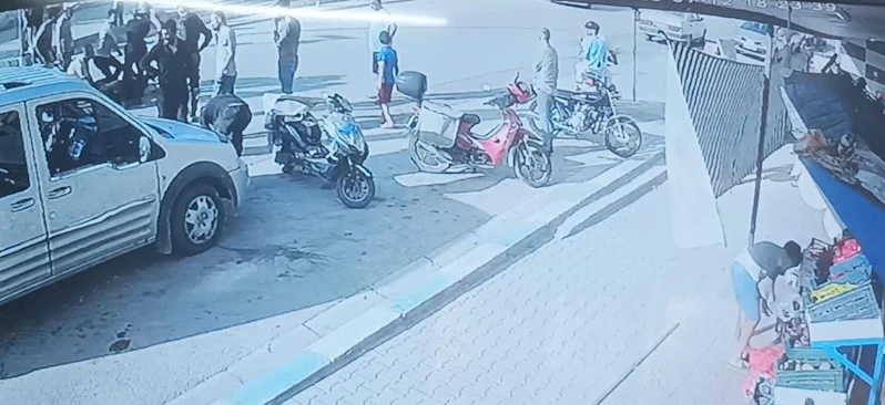 Kapıyı açmasıyla motosiklet sürücüsü yere yığıldı
