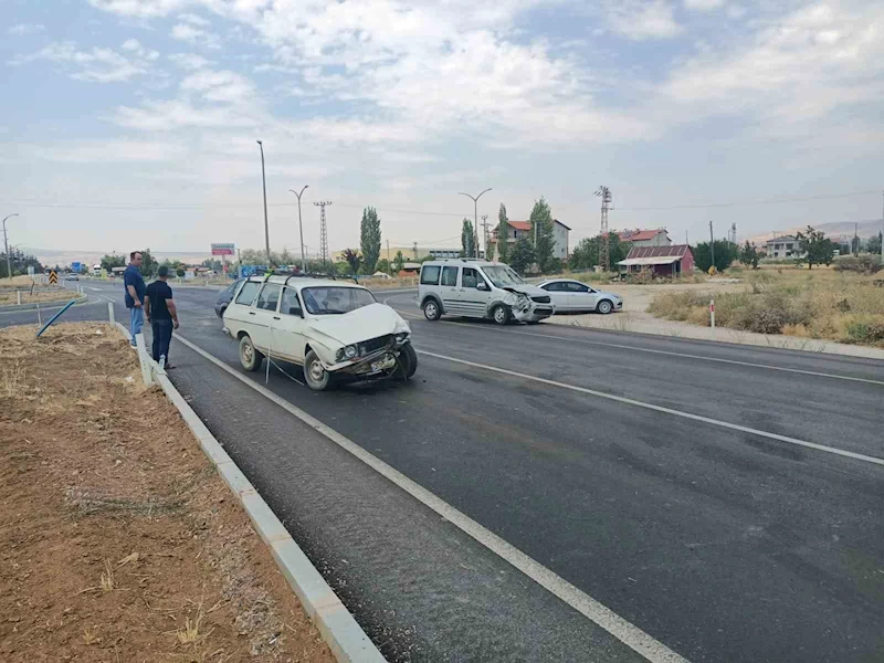 Isparta’da iki otomobil kavşakta çarpıştı: 3 yaralı
