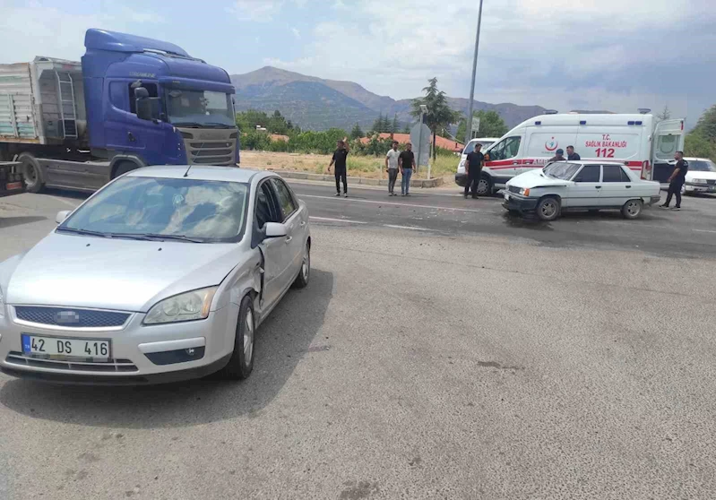 Kavşakta iki otomobil çarpıştı: 4 yaralı
