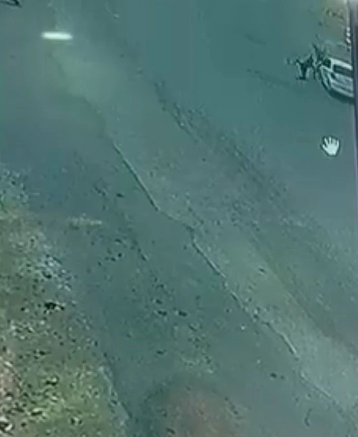 Siverek’te otomobilin yayalara çarptığı an güvenlik kamerasında
