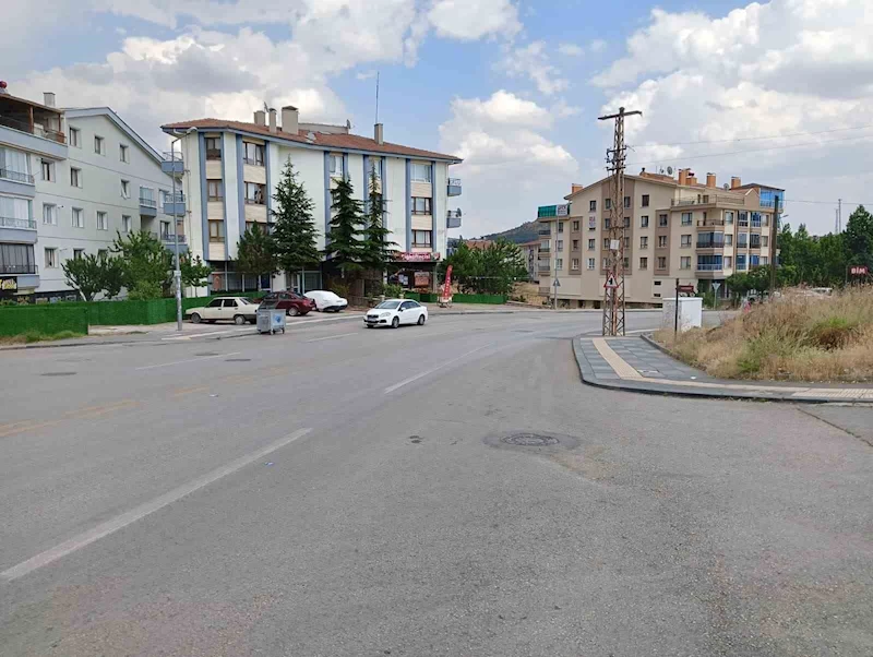 Yaşlı kadın drift atan aracın altında kalmaktan son anda kurtuldu
