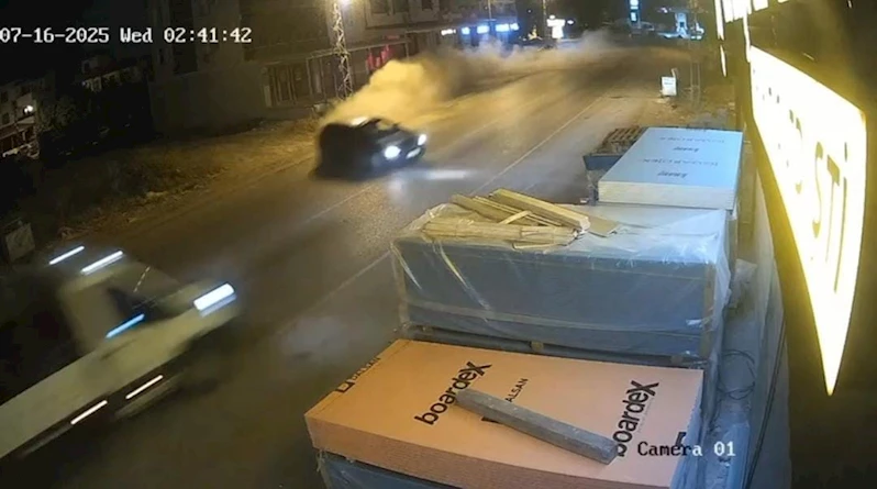 Kontrolünü kaybeden otomobil sürücüsü kamyonetle kafa kafaya çarpıştı
