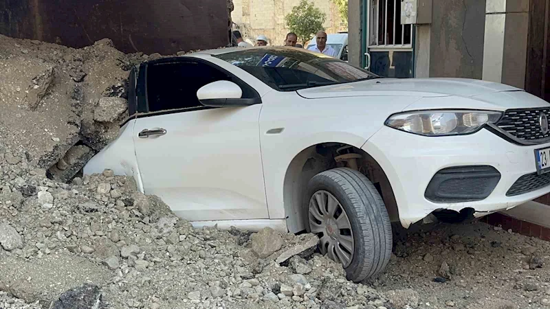 Elazığ’da hafriyat kamyonu otomobilin üzerinde devrildi: 1 yaralı
