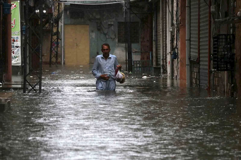 Pakistan’daki sellerde son 24 saatte 63 kişi hayatını kaybetti
