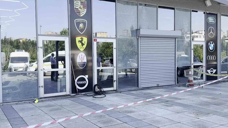 Küçükçekmece’de oto galeriye kurşun yağmuru
