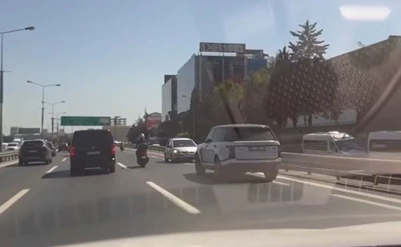 Trafikte ters yönde geri geri giden araç kamerada

