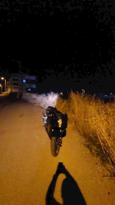 Çaldıkları motosikleti boş araziye atıp kaçtılar
