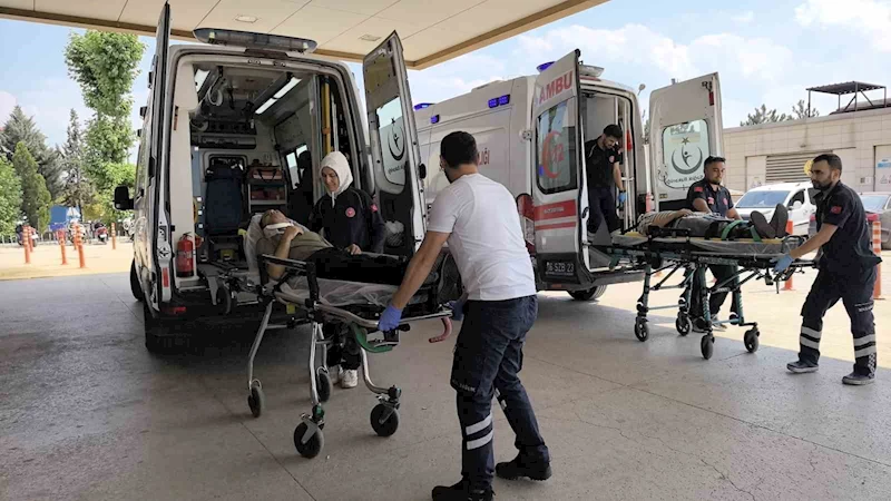 Ağaca çarpan otomobildeki 2 kişi yaralandı
