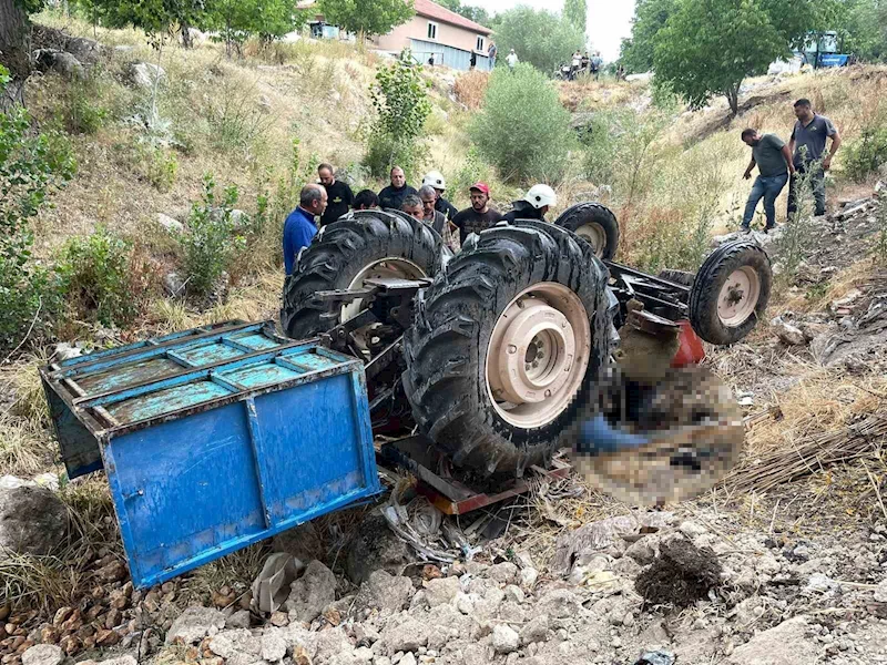 Dereye taş dökerken devrilen traktörün altında kaldı, cansız bedeni 1 saat sonra bulundu
