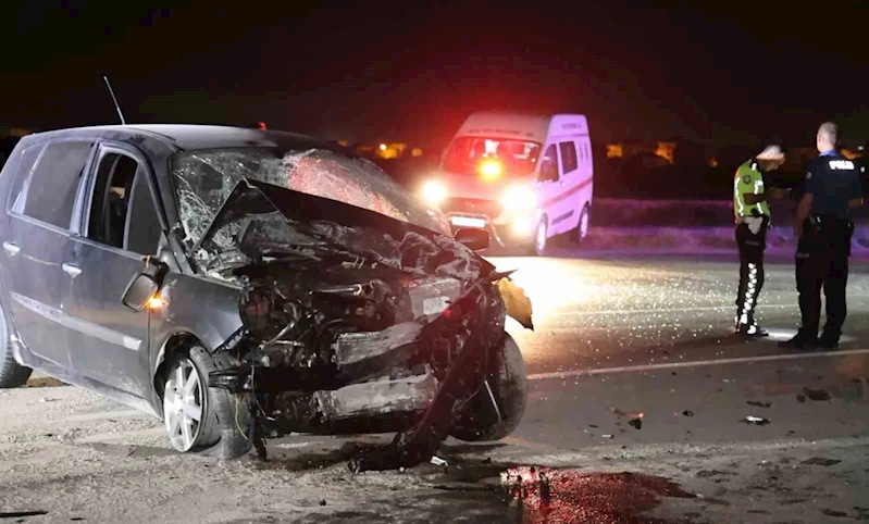 Duvara çarpıp yola savrulan otomobilin sürücüsü kurtarılamadı
