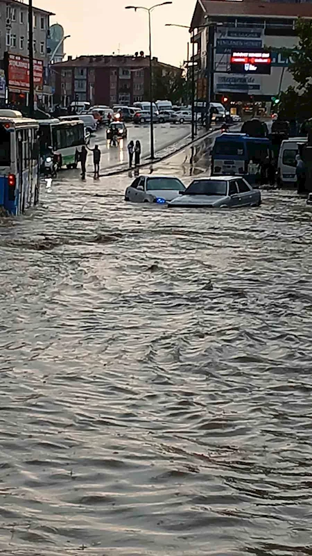 Başkentte sağanak yağış hayatı olumsuz etkiledi
