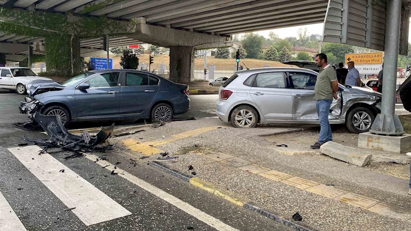 Kastamonu’da üç araç birbirine girdi: 5 yaralı
