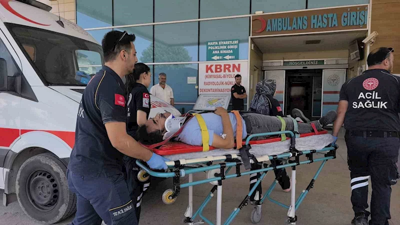 Bursa’da hafif ticari araç kamyonetle çarpıştı: 3 yaralı
