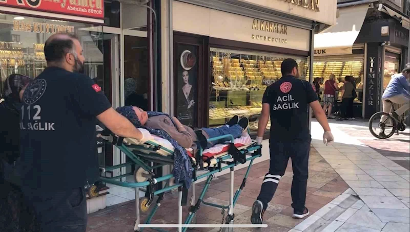 Giyim mağazası önünde aniden bayıldı, hastaneye kaldırıldı
