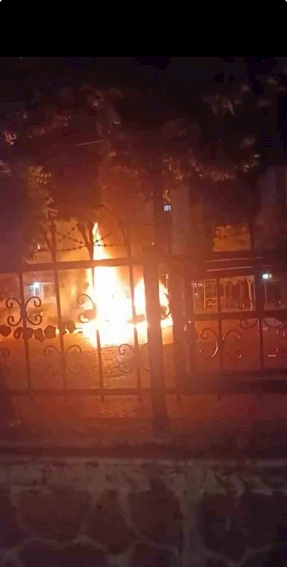 Diyarbakır’da bir şahıs önce aracını sonra kendini yaktı

