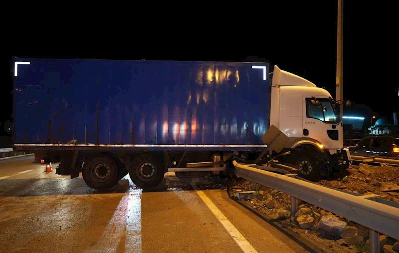 Kontrolden çıkan kamyon refüje çıktı
