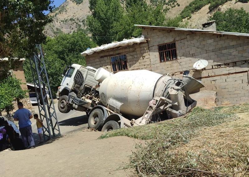 Hakkari’de beton mikseri ahırın üzerine yan yattı
