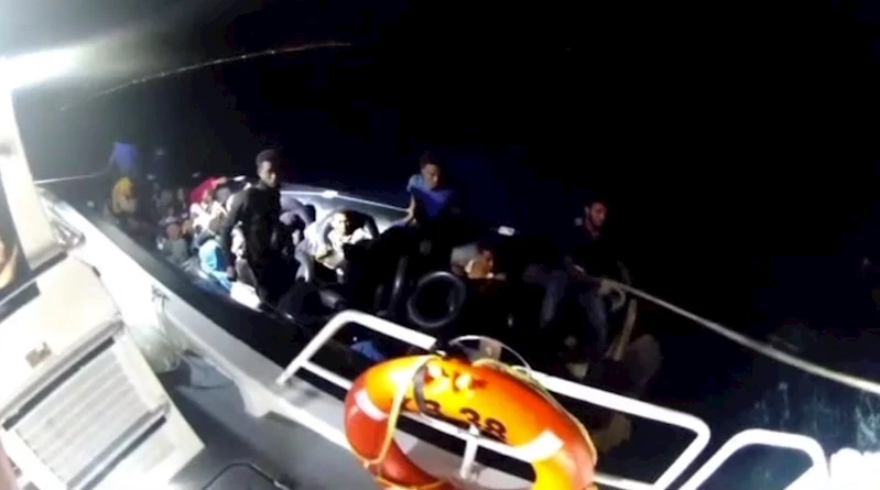 İzmir açıklarında sürüklenen lastik bottaki 3’ü çocuk 37 göçmen kurtarıldı
