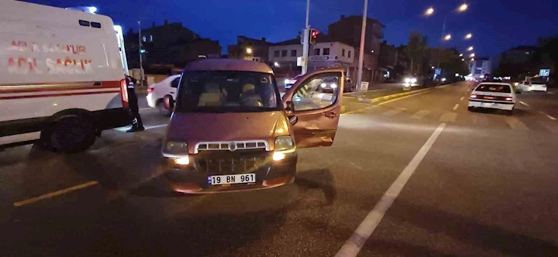 Çorum’da hafif ticari araçla çarpışan motosikletin sürücüsü yaralandı
