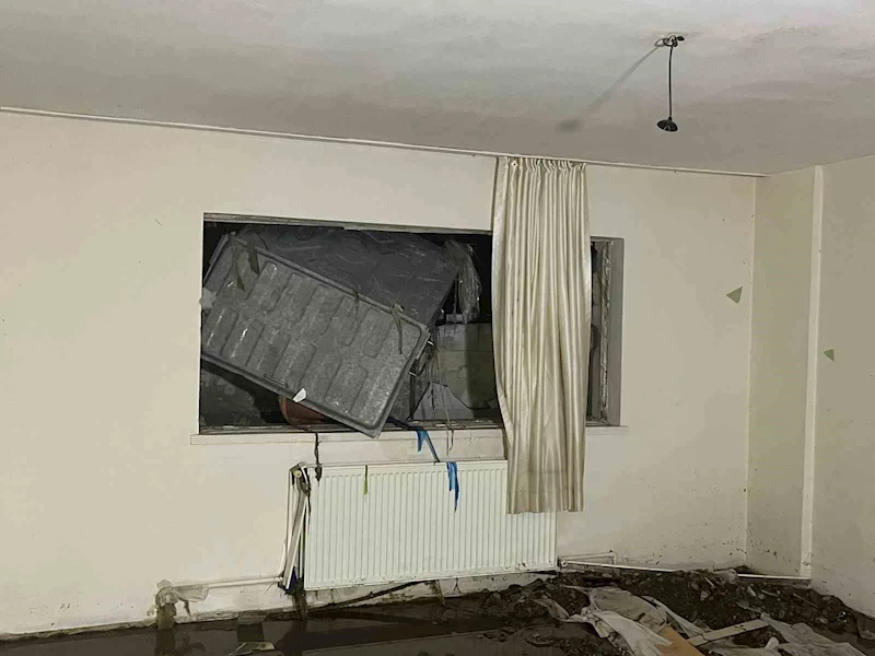 Ankara’da yağış sonrası su dolan dairenin duvarı böyle yıkıldı: 1 yaralı
