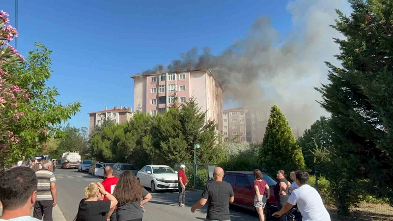 Çorlu’da apartman çatısı alev alev yandı
